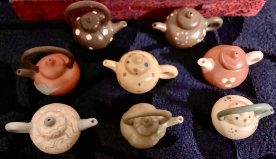 Vintage MINI TINY Teapots lot of 8 in case. No chips no cracks - photo 4