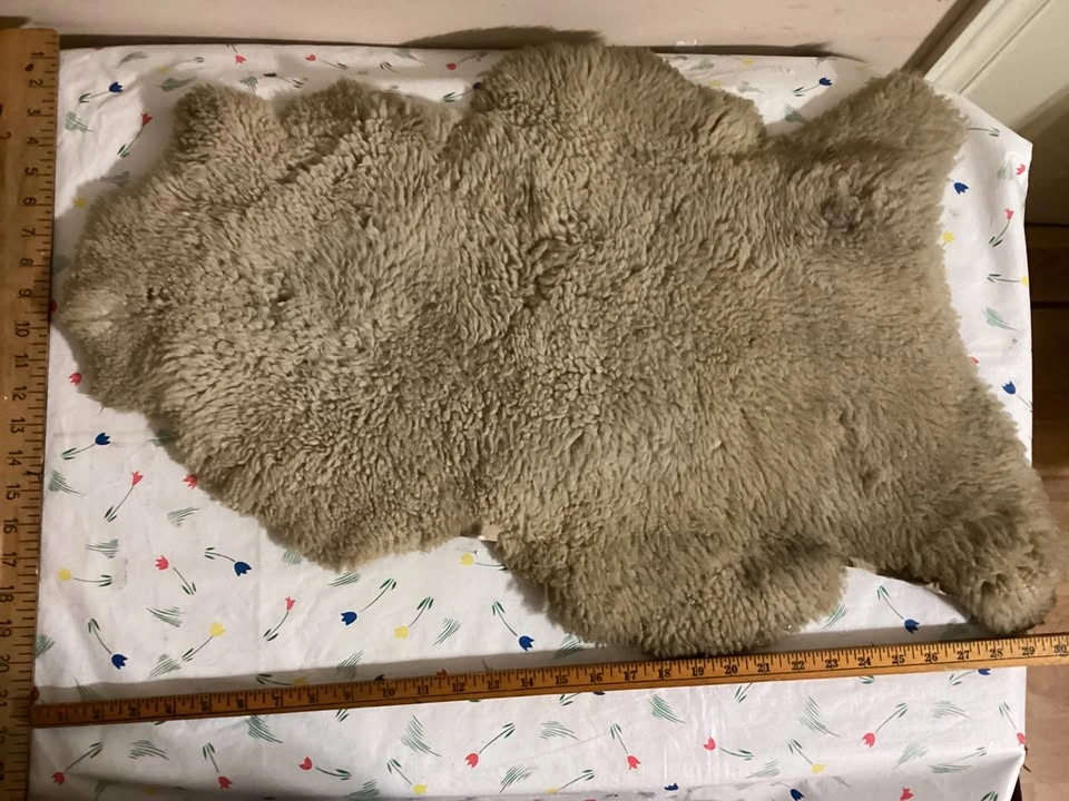 2 Sheepskin Pelts (natural rug, seat liner or throw) - photo 2