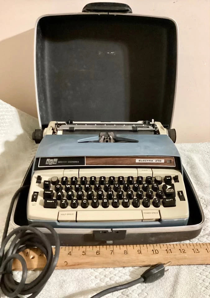 Vintage SCM Smith-Corona Electra 210 Electric Typewriter - photo 2