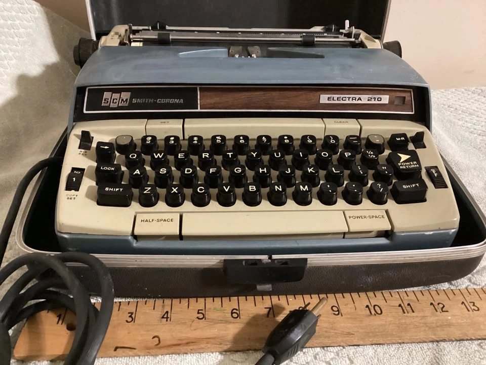 Vintage SCM Smith-Corona Electra 210 Electric Typewriter - photo 3