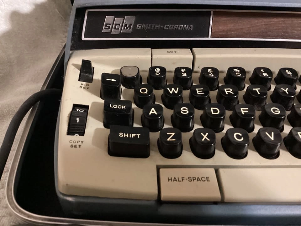 Vintage SCM Smith-Corona Electra 210 Electric Typewriter - photo 4