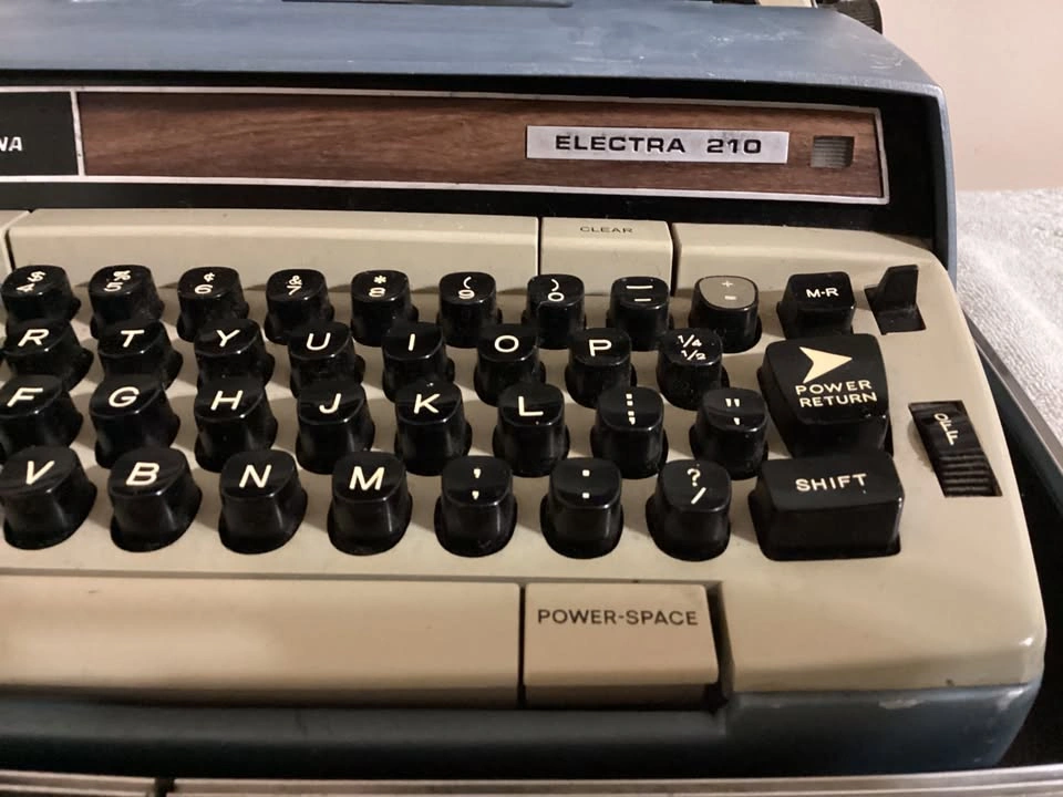 Vintage SCM Smith-Corona Electra 210 Electric Typewriter - photo 5