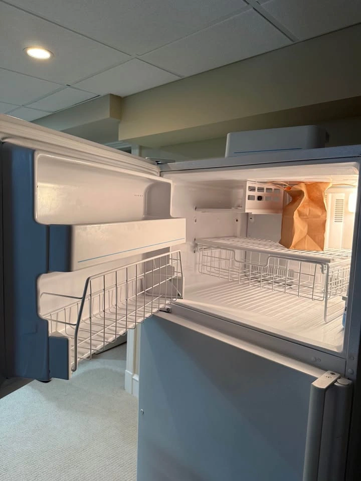 Maytag Plus Fridge - Estate Sale - photo 3