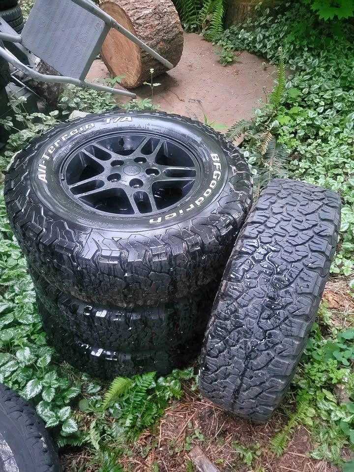 Grand cherokee wheels, tires 90%tred left.