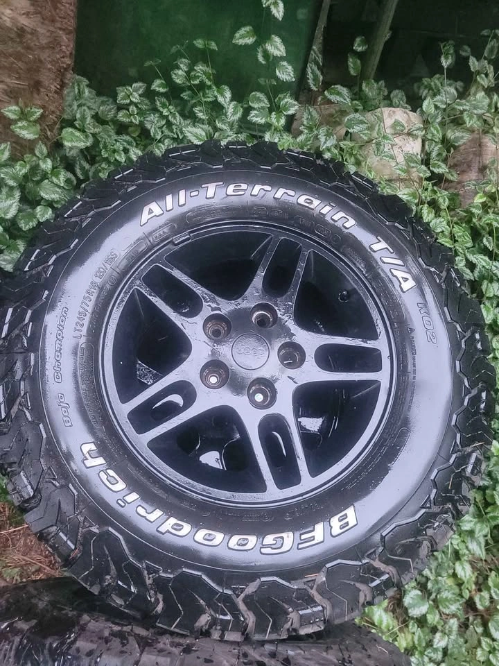 Grand cherokee wheels, tires 90%tred left. - photo 2