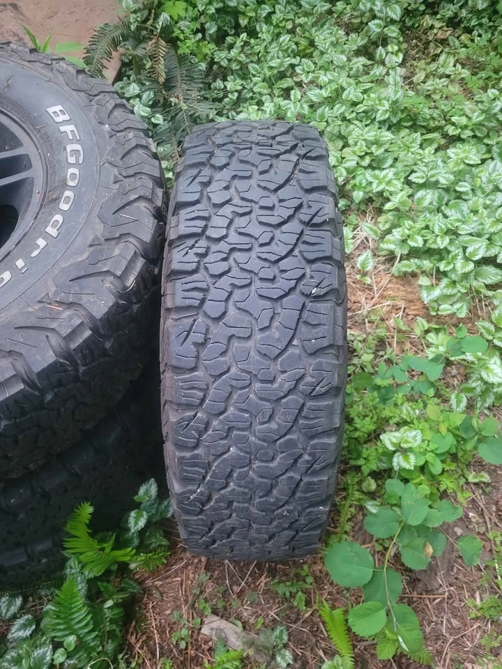 Grand cherokee wheels, tires 90%tred left. - photo 3