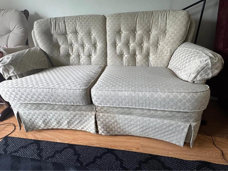 Tufted 2-Seater Loveseat Sofa – Cream/Beige – Excellent Conditio - photo 4