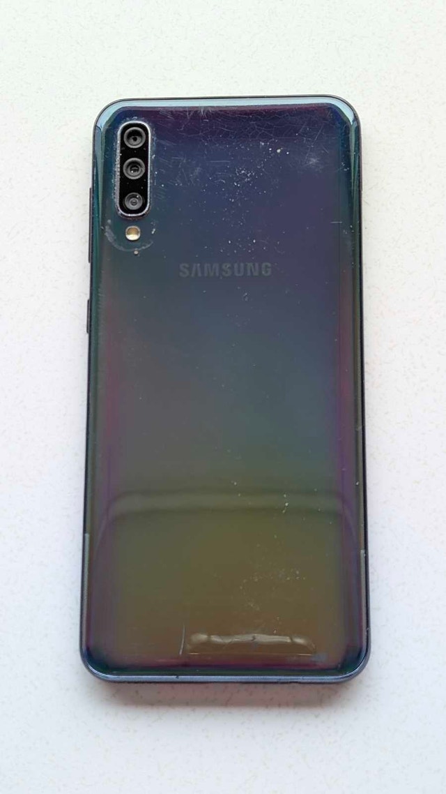 Samsung Galaxy A50 cellphone - photo 2