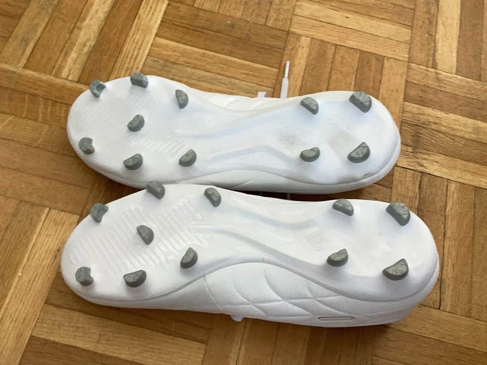 Soccer shoes - photo 2