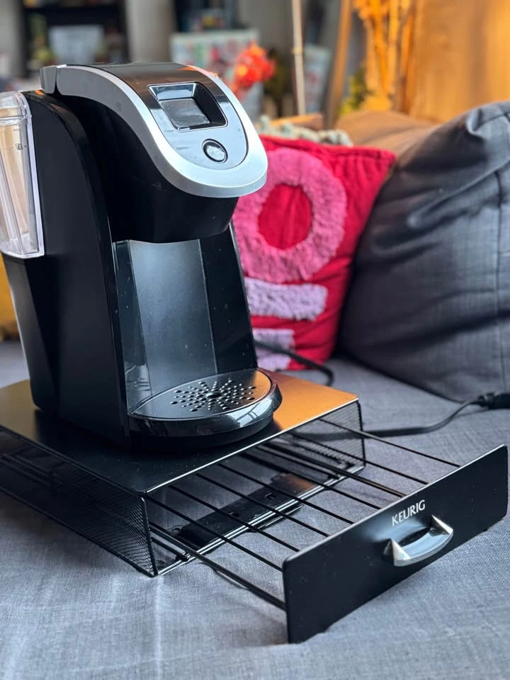 Keurig Coffee Maker + K-Cups Tray - photo 2