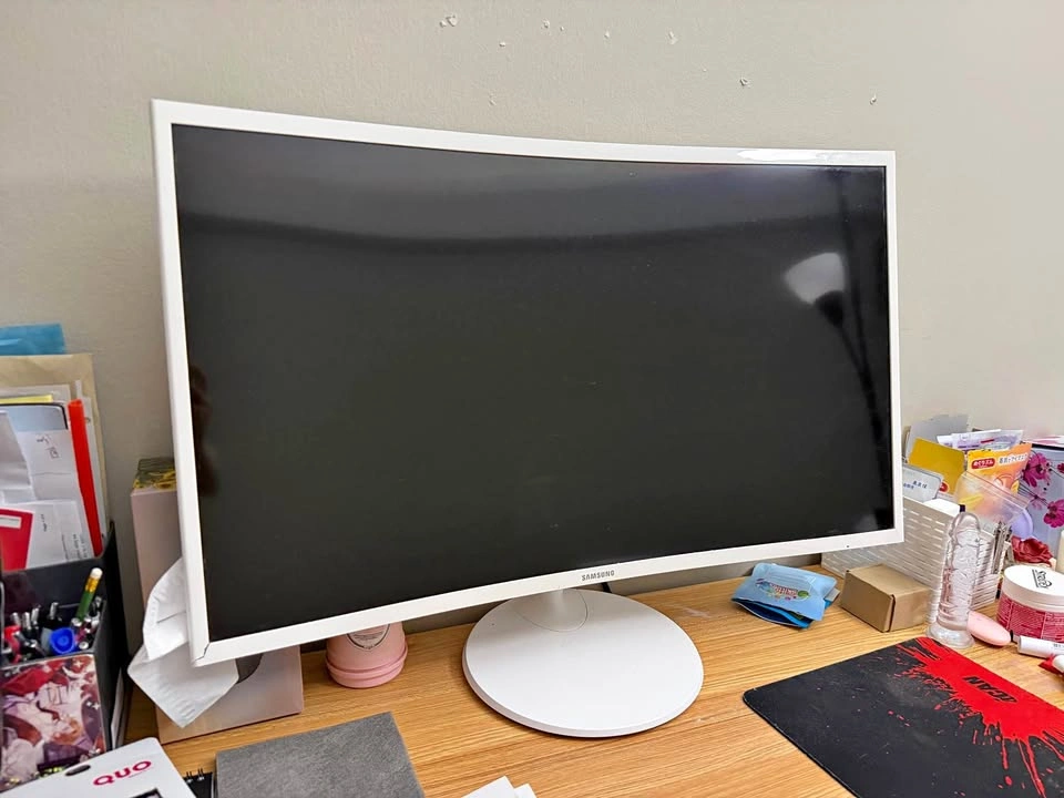 Samsung 32” Curved Monitor (1080p) - White