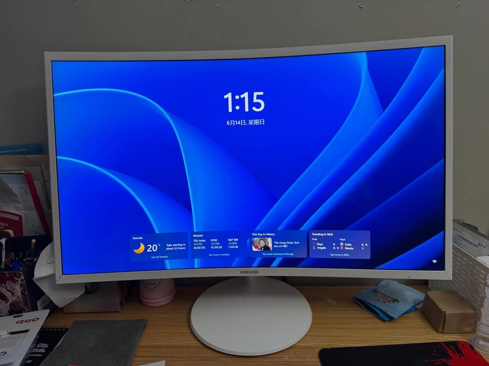 Samsung 32” Curved Monitor (1080p) - White - photo 2