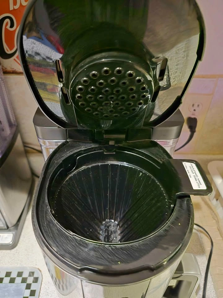 Ninja Coffee Maker (like new) - photo 3