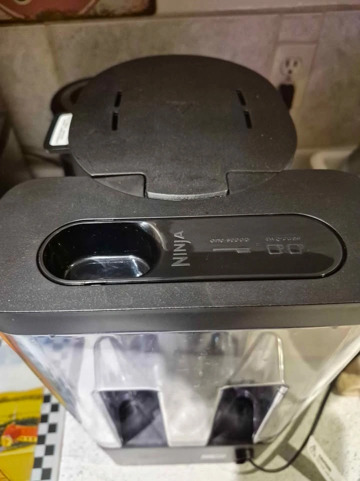 Ninja Coffee Maker (like new) - photo 4