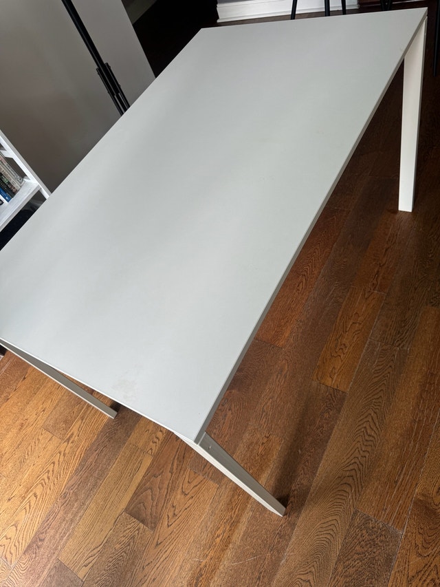 Modern White Dining Table – Seats 4–6
