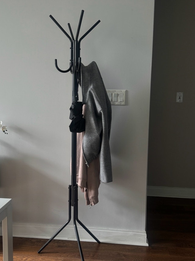 Black Metal Coat Rack – Excellent Condition