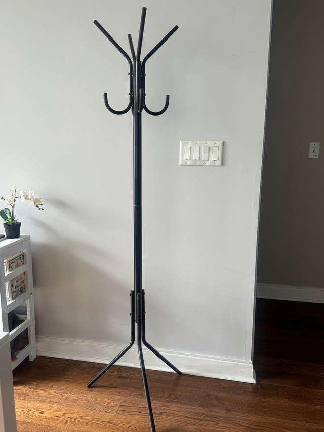 Black Metal Coat Rack – Excellent Condition - photo 2