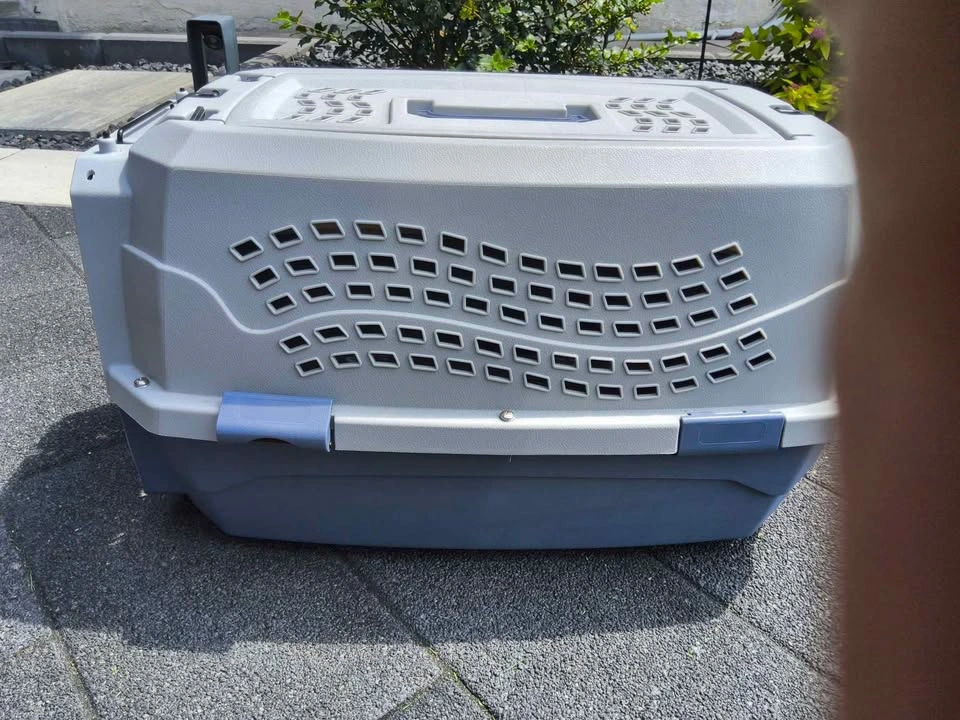 Hard-Sided 2-Door Pet Carrier – Excellent Condition! - photo 2