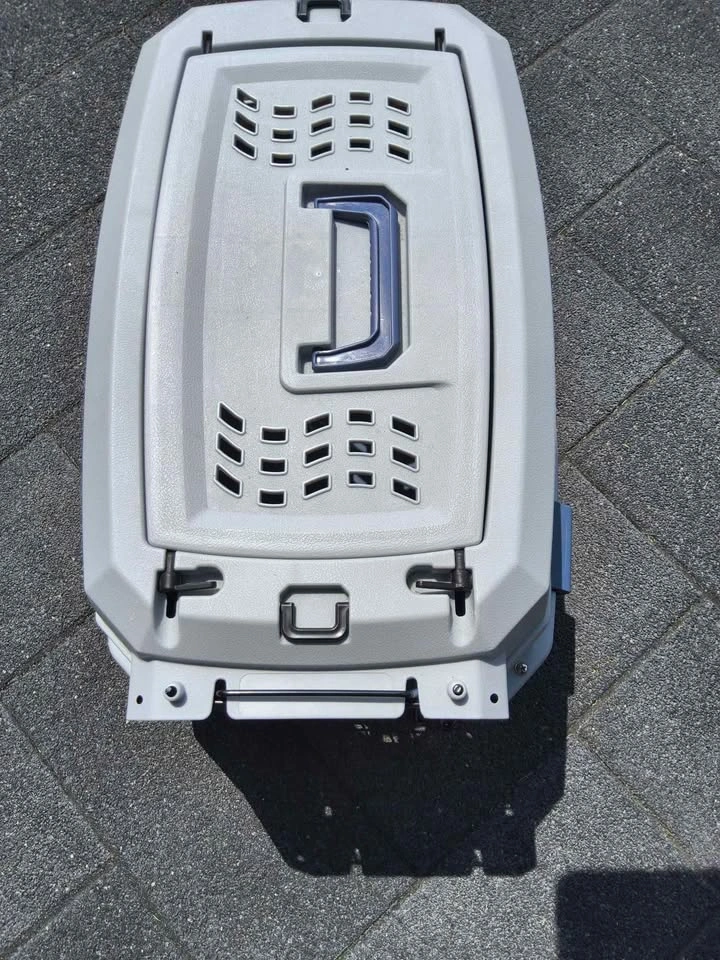 Hard-Sided 2-Door Pet Carrier – Excellent Condition! - photo 3