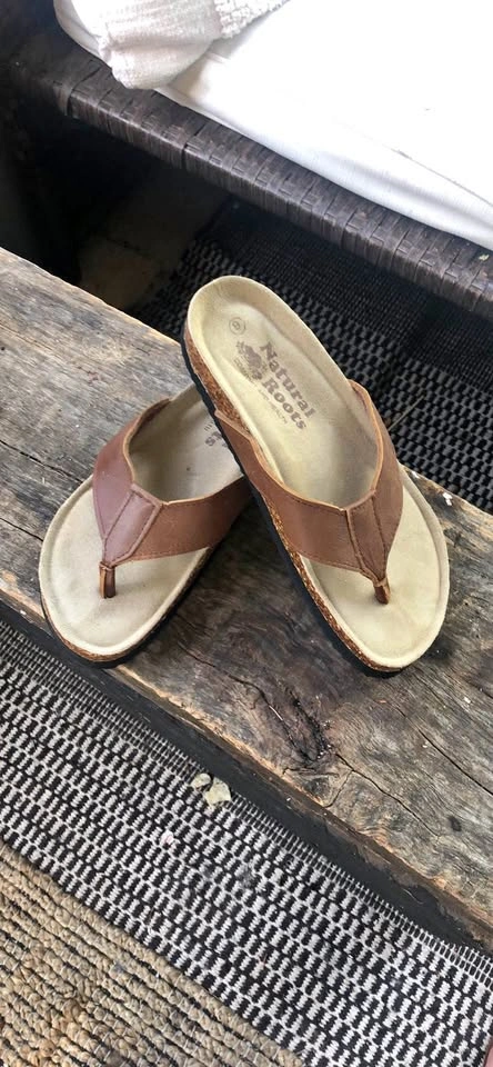 New men’s size 9 Roots leather sandals