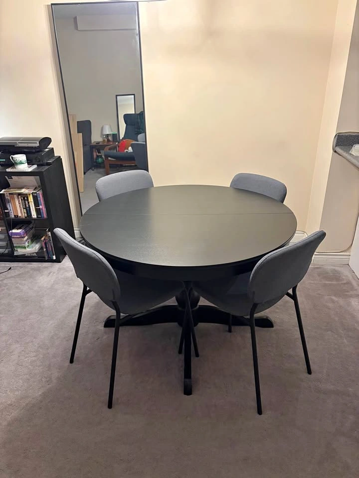 Extendable dining table