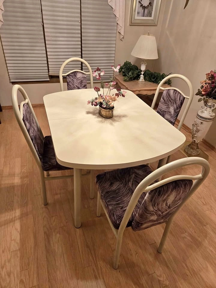 Table & Chair Set ⚽️