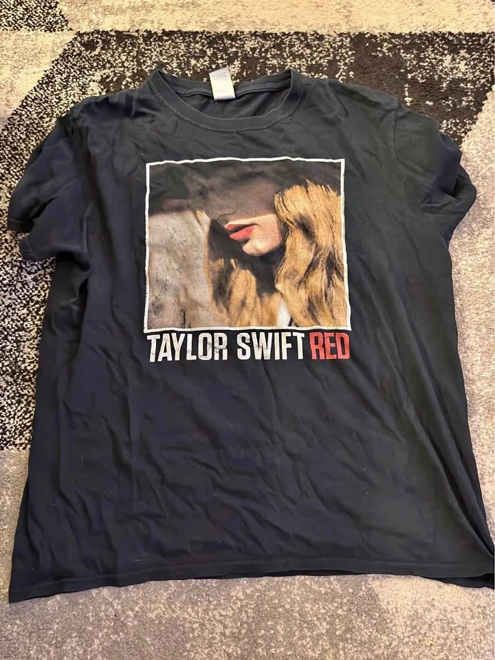 Taylor Swift - Red shirt