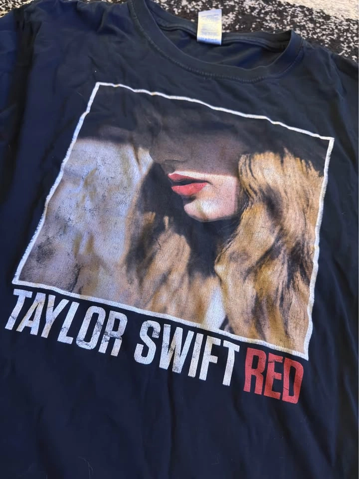 Taylor Swift - Red shirt - photo 2