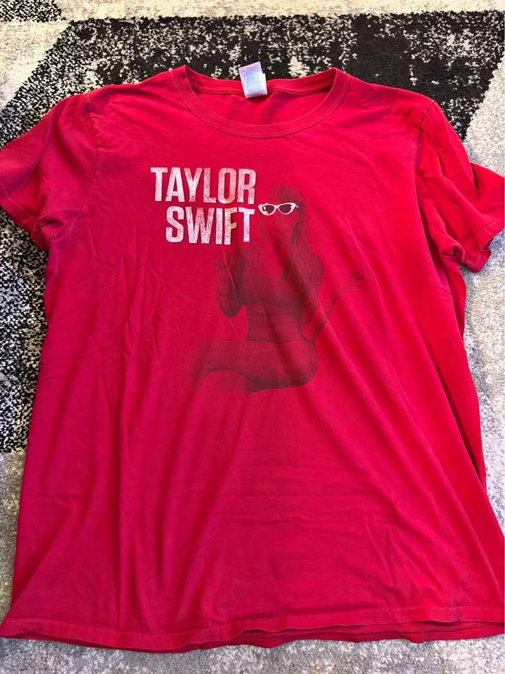 Taylor Swift - Red Tour shirt - L