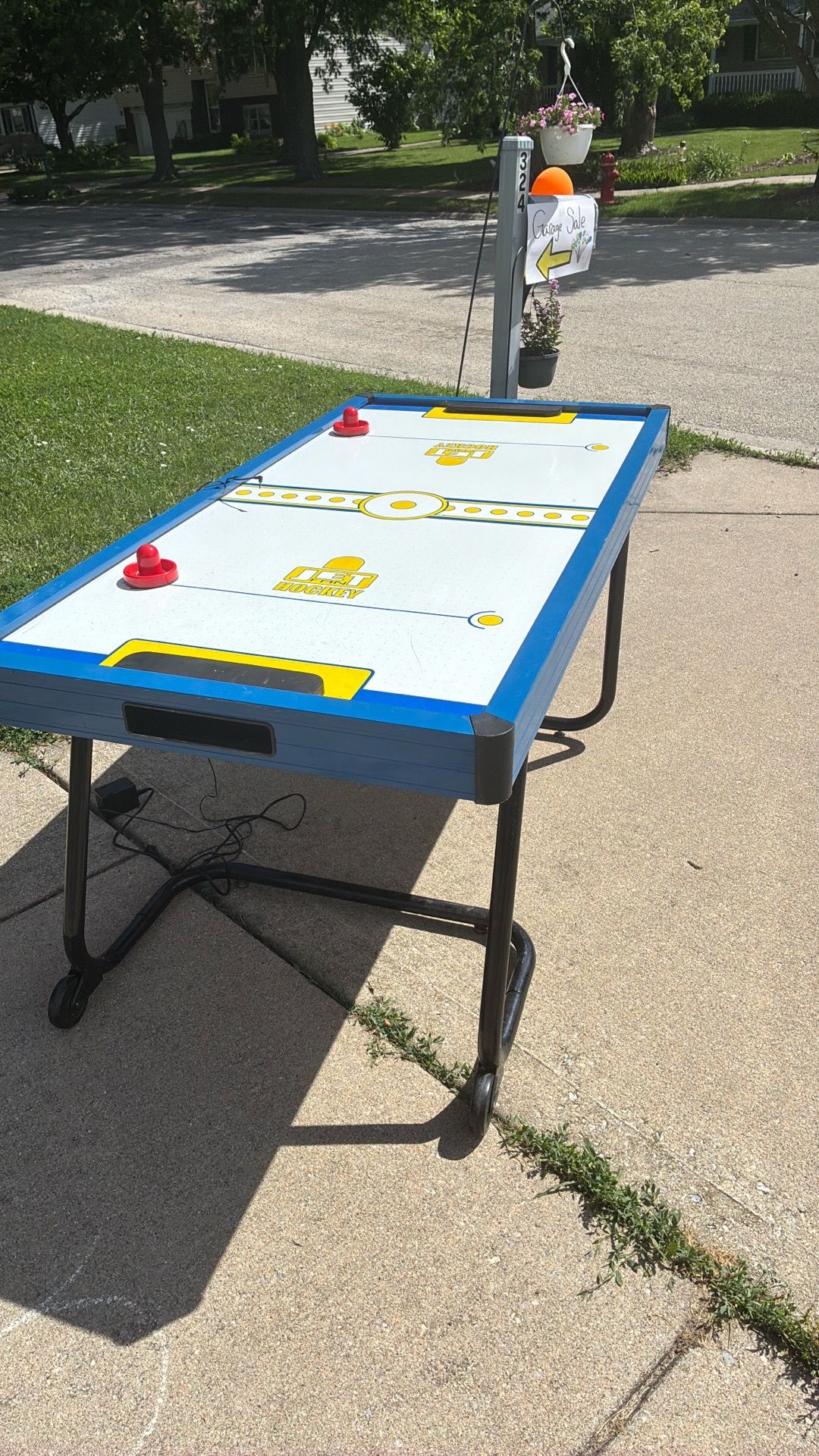 Air hockey table