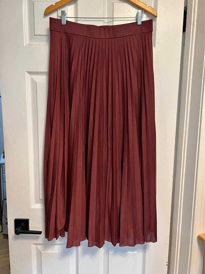 ⚽ Maroon Pleated Skirt- New