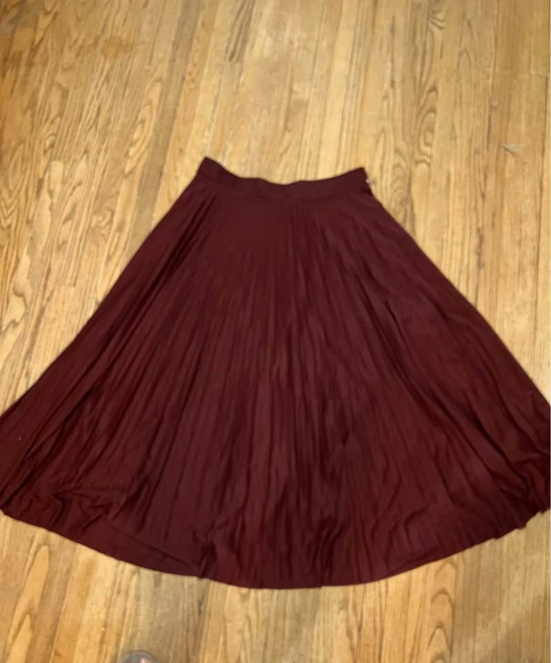 ⚽ Maroon Pleated Skirt- New - photo 2