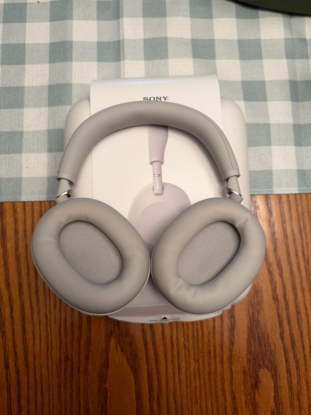Sony XM6 Over Ear Noise Cancelling Headphones - photo 2