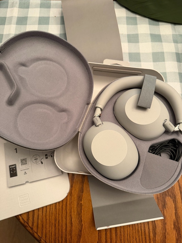 Sony XM6 Over Ear Noise Cancelling Headphones - photo 3