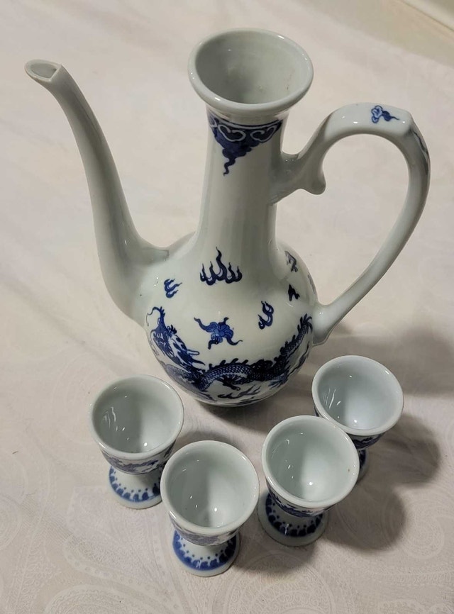Vintage porcelain wine/sake serving set - photo 2