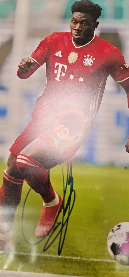 ⚽️⚽️Alphonso Davies signed 8x10