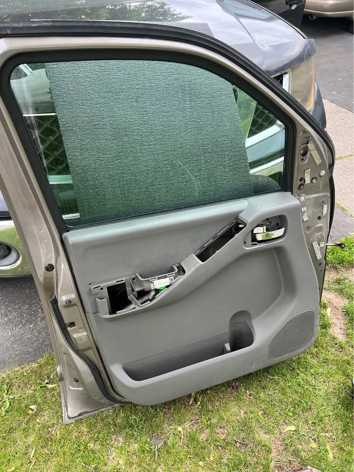 2005+ Nissan Frontier Xterra Pathfinder Driver Side Door - photo 2