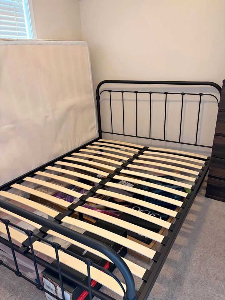 Black Metal Bedframe (Queen)