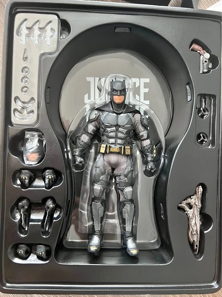 Mezco Toys One: 12 Collective Justice League Tactical Suit Batma