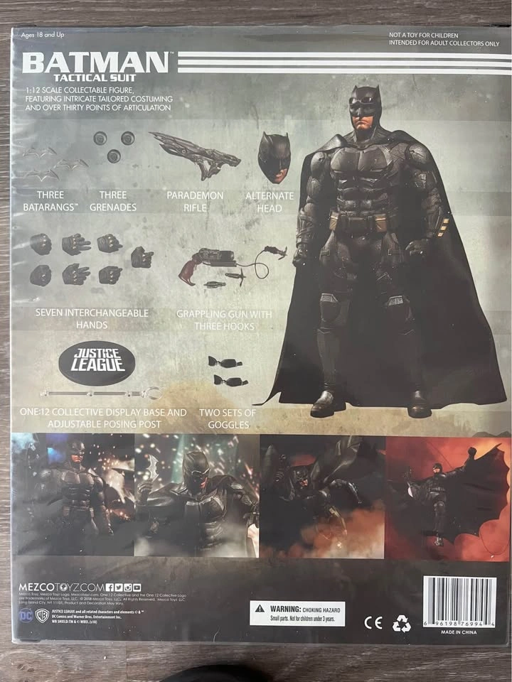 Mezco Toys One: 12 Collective Justice League Tactical Suit Batma - photo 2