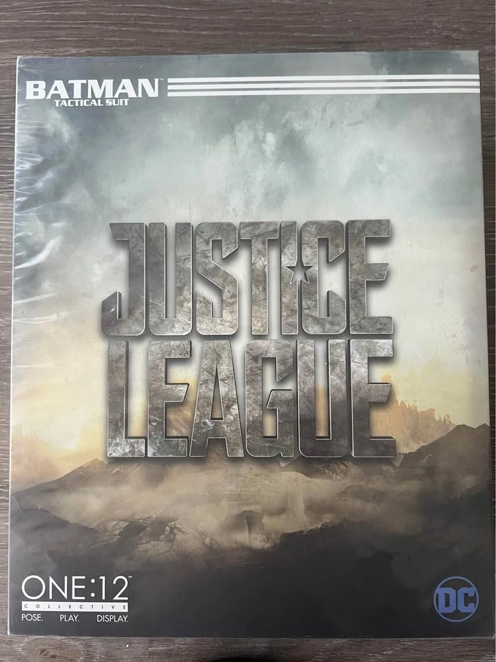 Mezco Toys One: 12 Collective Justice League Tactical Suit Batma - photo 3
