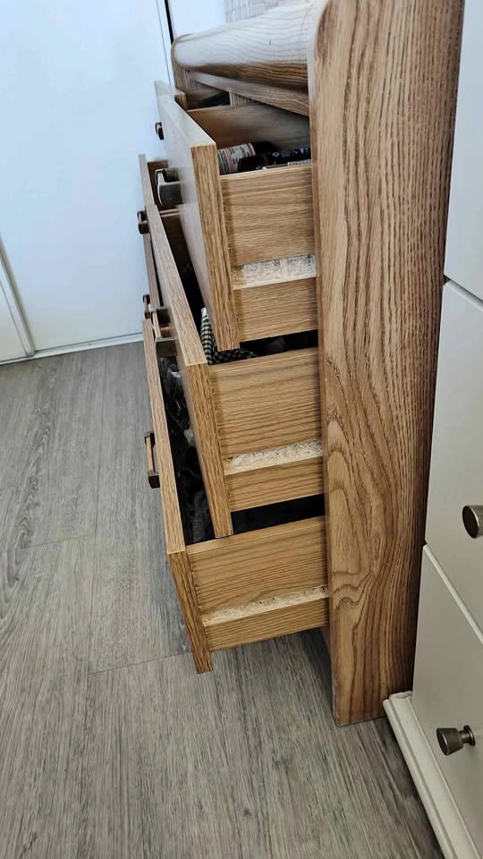 Dresser with 6 drawers and Mirror, wood pattern