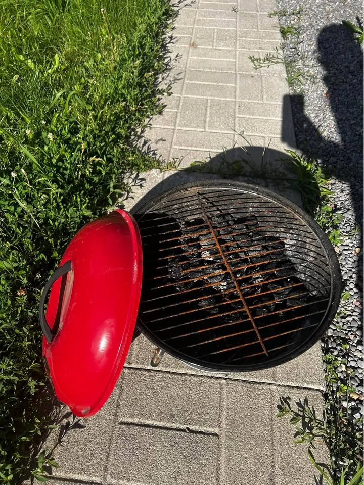 Red Charcoal BBQ Grill with Lid – Good Condition - photo 2