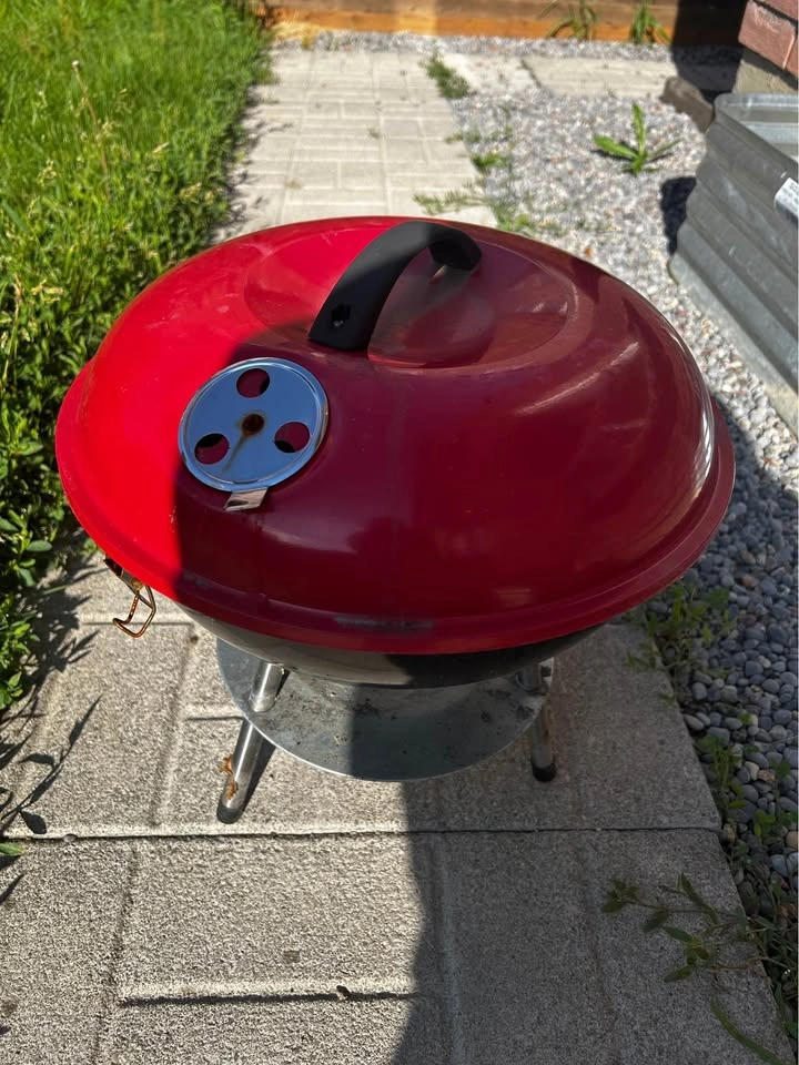 Red Charcoal BBQ Grill with Lid – Good Condition - photo 3