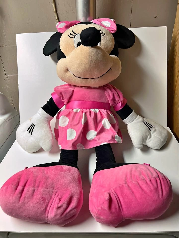 ⚽ Minnie Mouse big stuff toy- 3.5 ft.