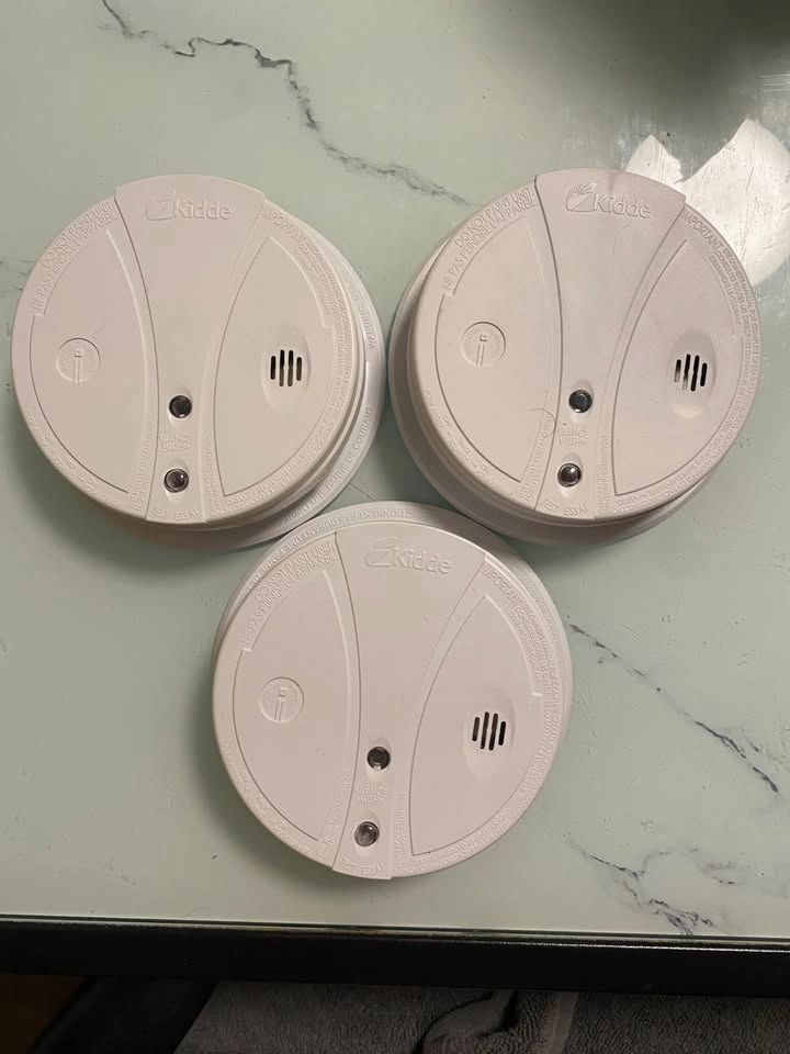 3x Kidde Hardwired Smoke Alarms - 120V with Battery Backup - photo 3