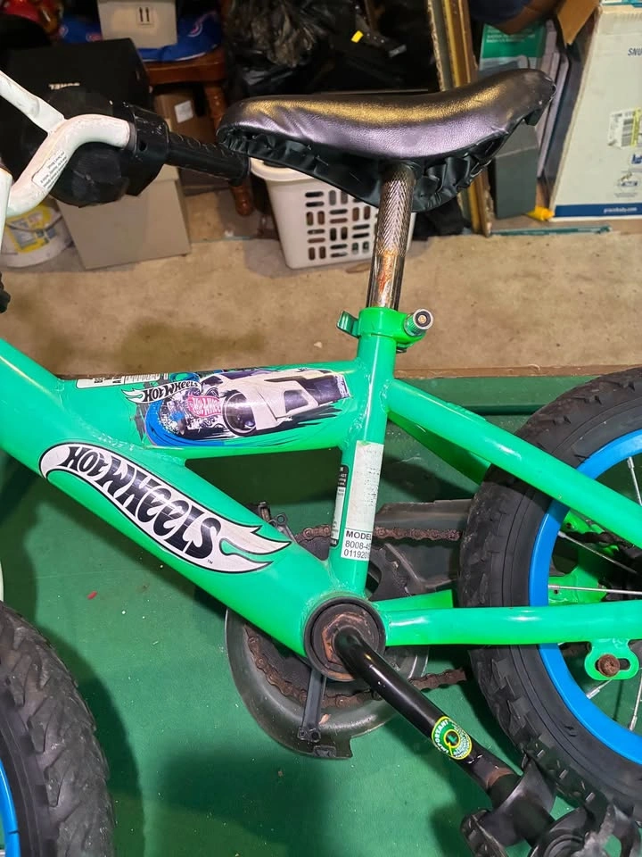 Boys 12 inch Hot Wheels bike - photo 2