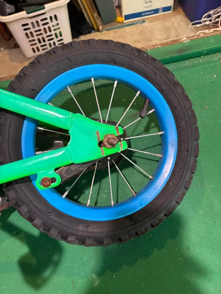 Boys 12 inch Hot Wheels bike - photo 3