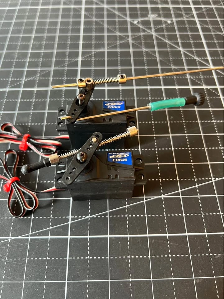 Team Associated MGT Monster GT Servos & Links Set - photo 2