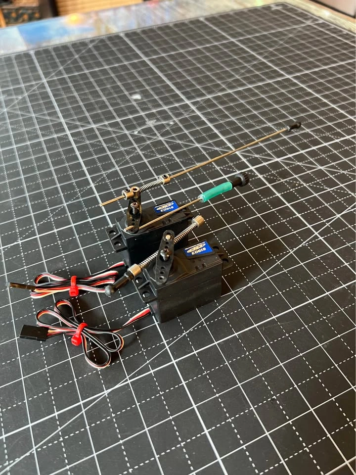 Team Associated MGT Monster GT Servos & Links Set - photo 3